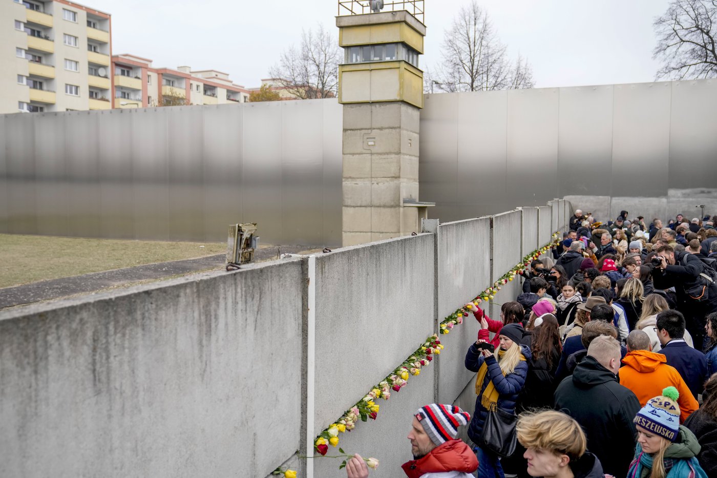 Tens of thousands celebrate fall of the Berlin Wall 35 years ago with concerts and art installations | iNFOnews.ca