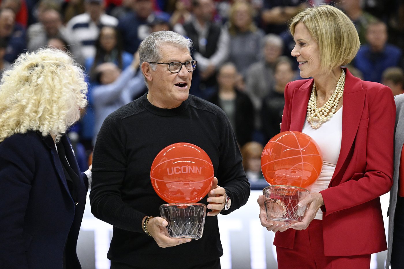 UConn coach Geno Auriemma breaks NCAA wins record, getting 1,217th career victory | iNFOnews.ca