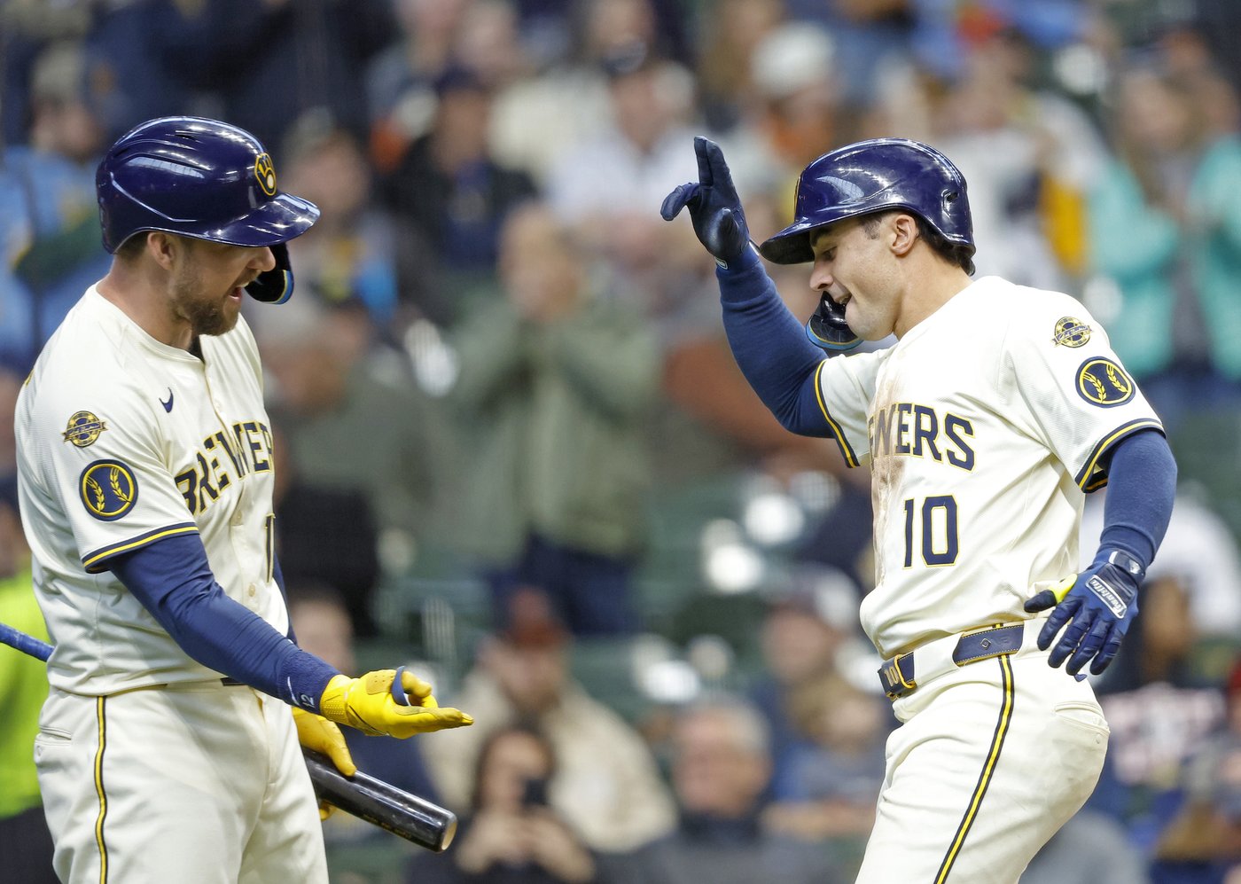 Armed with a torpedo bat, Brewers third baseman Oliver Dunn puts down a run-scoring bunt | iNFOnews.ca Armed with a torpedo bat, Brewers third baseman Oliver Dunn puts down a run-scoring bunt | iNFOnews.ca
