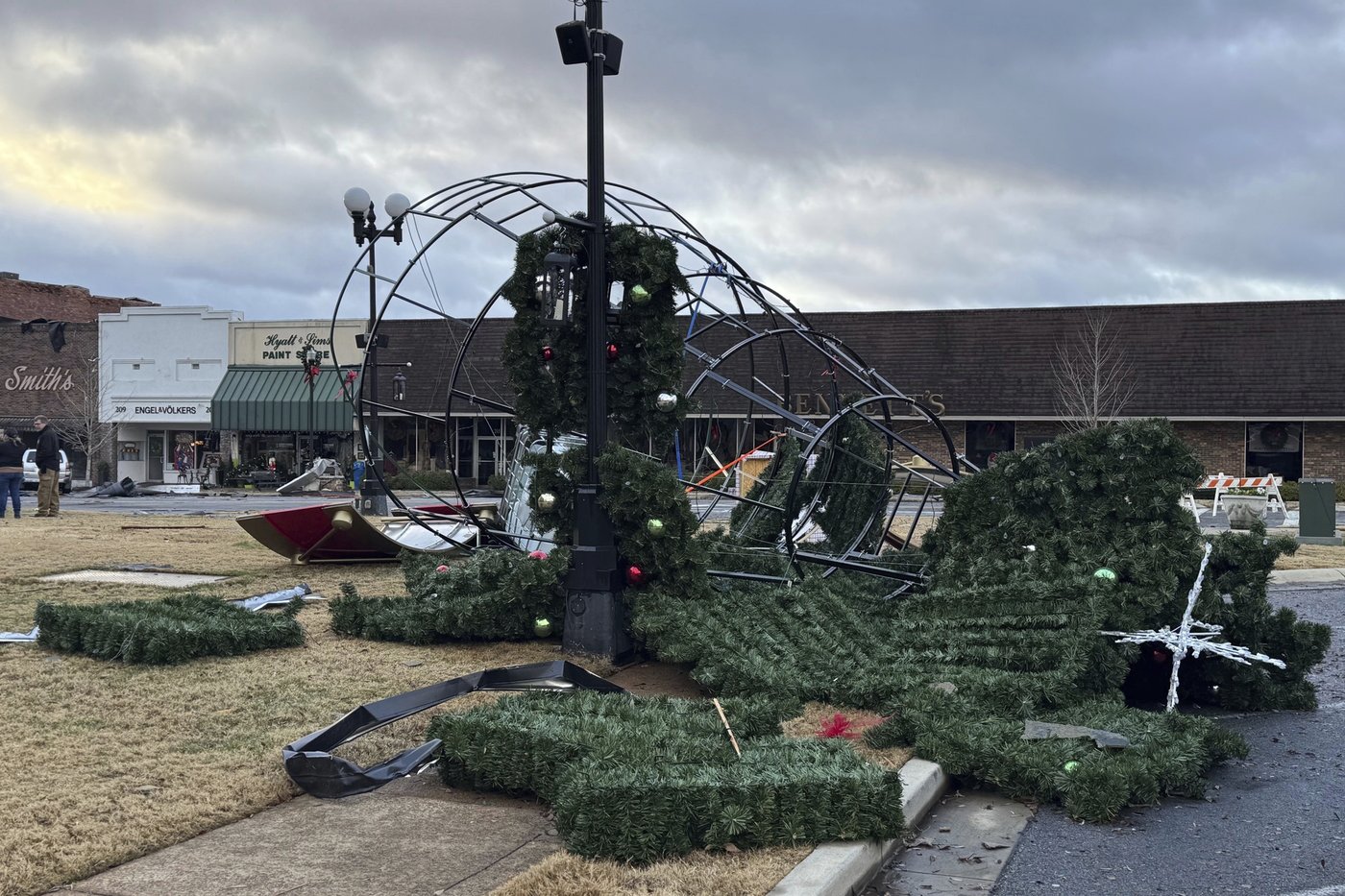 Southerners are cleaning up from tornadoes that swept the region | iNFOnews.ca Southerners are cleaning up from tornadoes that swept the region | iNFOnews.ca