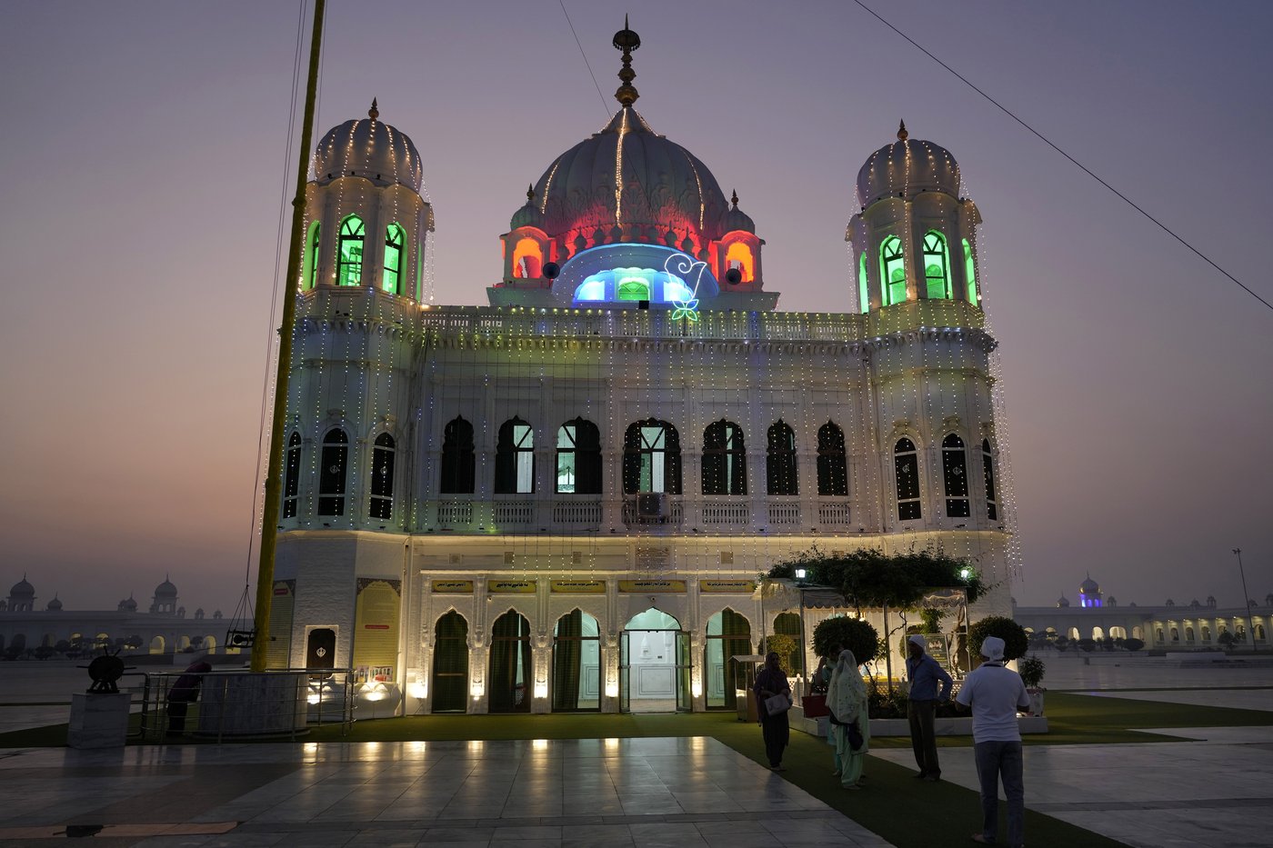 Thousands of Indian Sikhs visit the shrine of the founder of their religion to mark his birthday | iNFOnews.ca Thousands of Indian Sikhs visit the shrine of the founder of their religion to mark his birthday | iNFOnews.ca