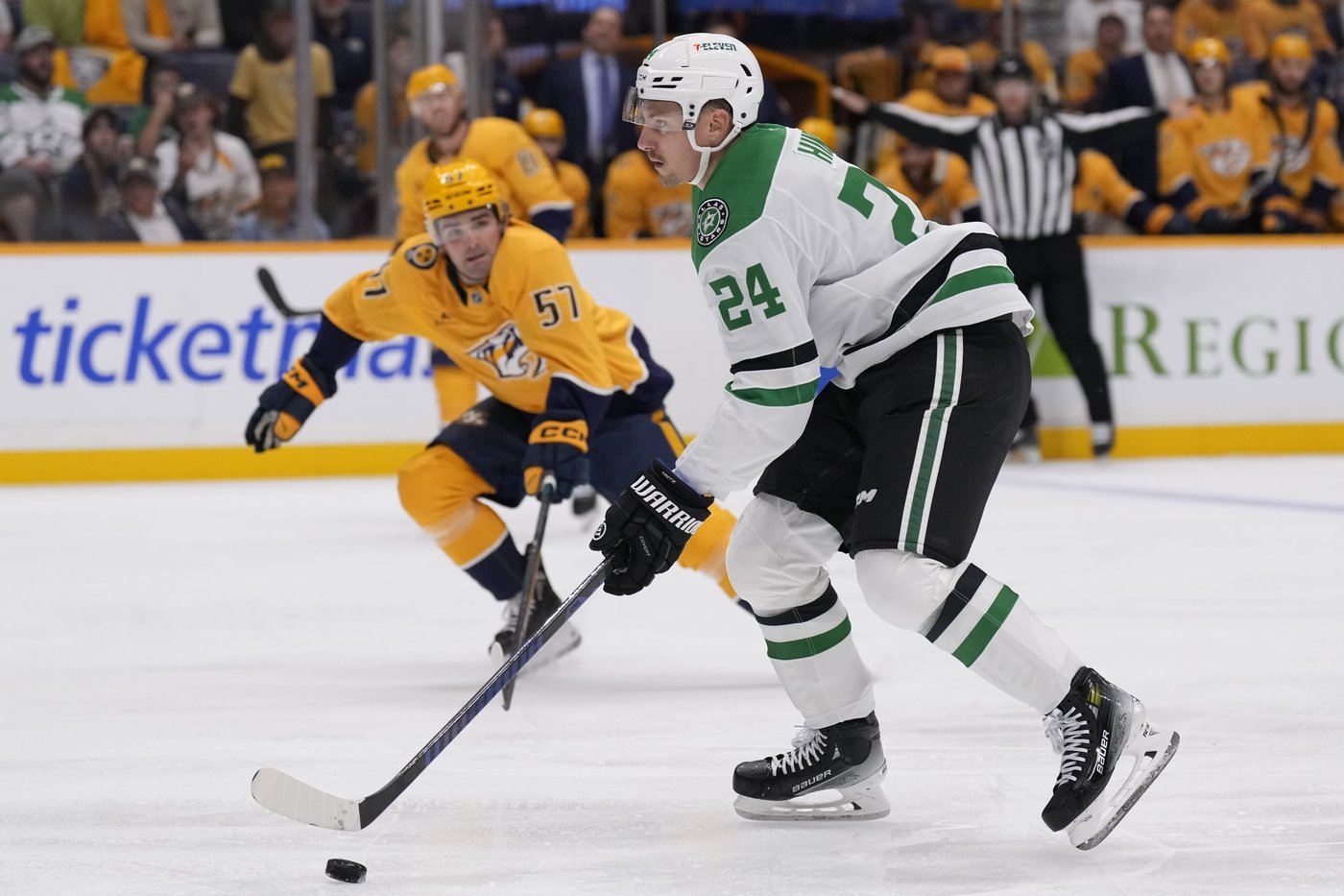 Dallas Stars score 4 goals in 5 shots to take down Predators 4-3 in both teams' season opener | iNFOnews.ca