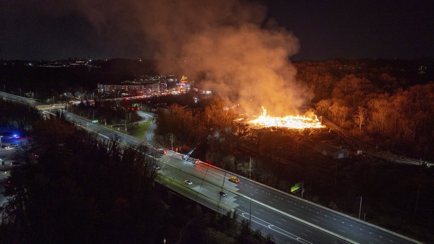 Wind-driven brushfire at Baltimore wood recycling yard closes expressway, light rail, schools | iNFOnews.ca Wind-driven brushfire at Baltimore wood recycling yard closes expressway, light rail, schools | iNFOnews.ca