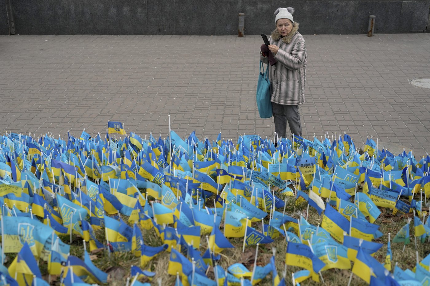 A makeshift memorial grows in Ukraine’s capital after 1,000 days of war | iNFOnews.ca