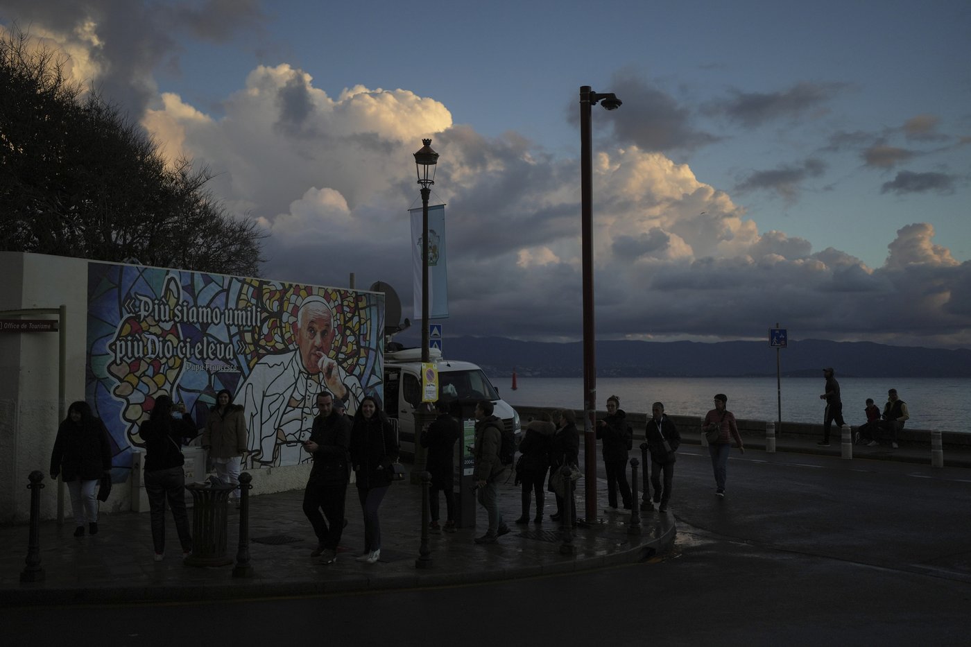 Pope Francis makes 1st papal visit to France's Corsica awash in expressions of popular piety | iNFOnews.ca