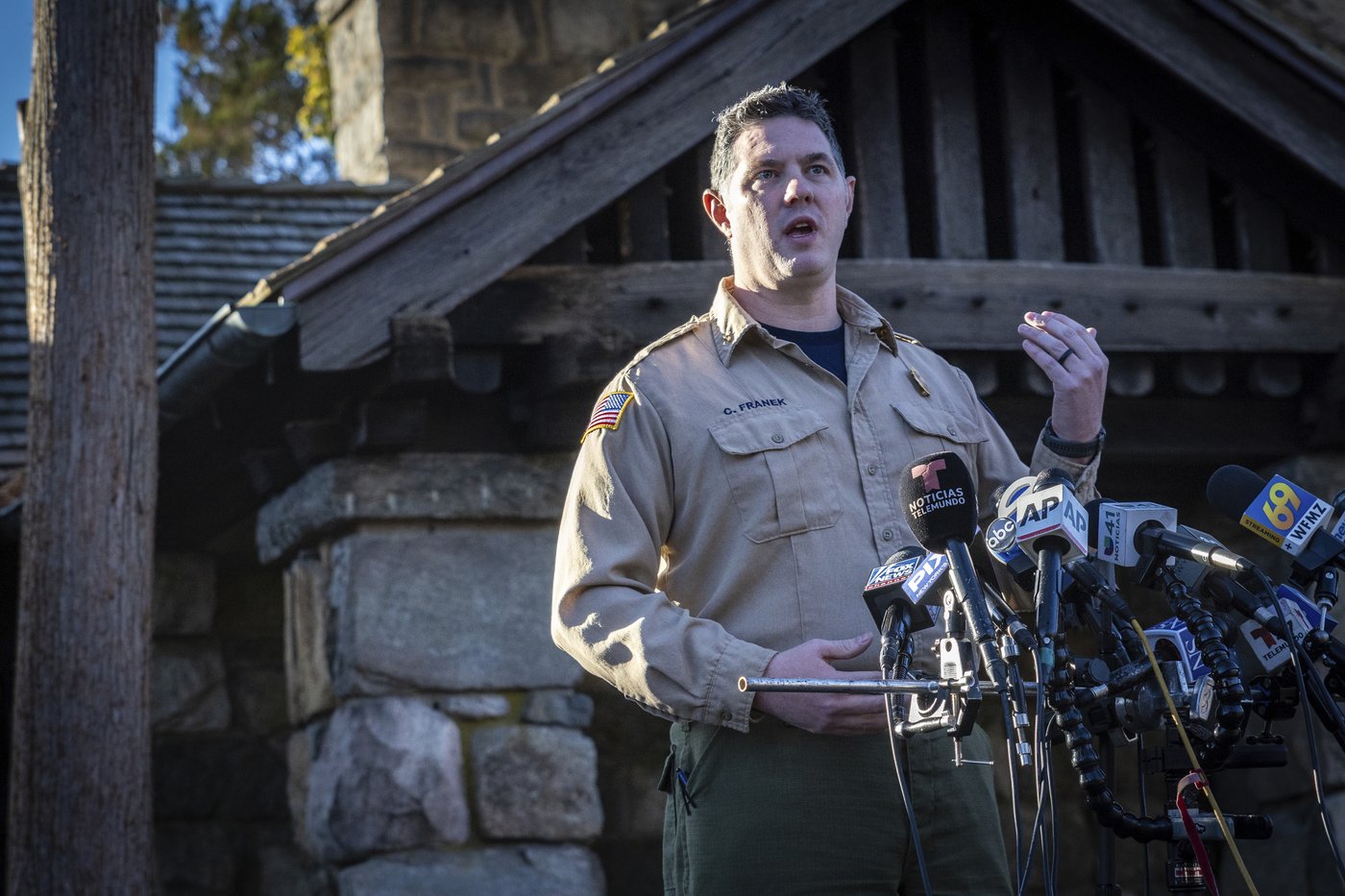Fire crews on both US coasts battle wildfires | iNFOnews.ca Fire crews on both US coasts battle wildfires | iNFOnews.ca