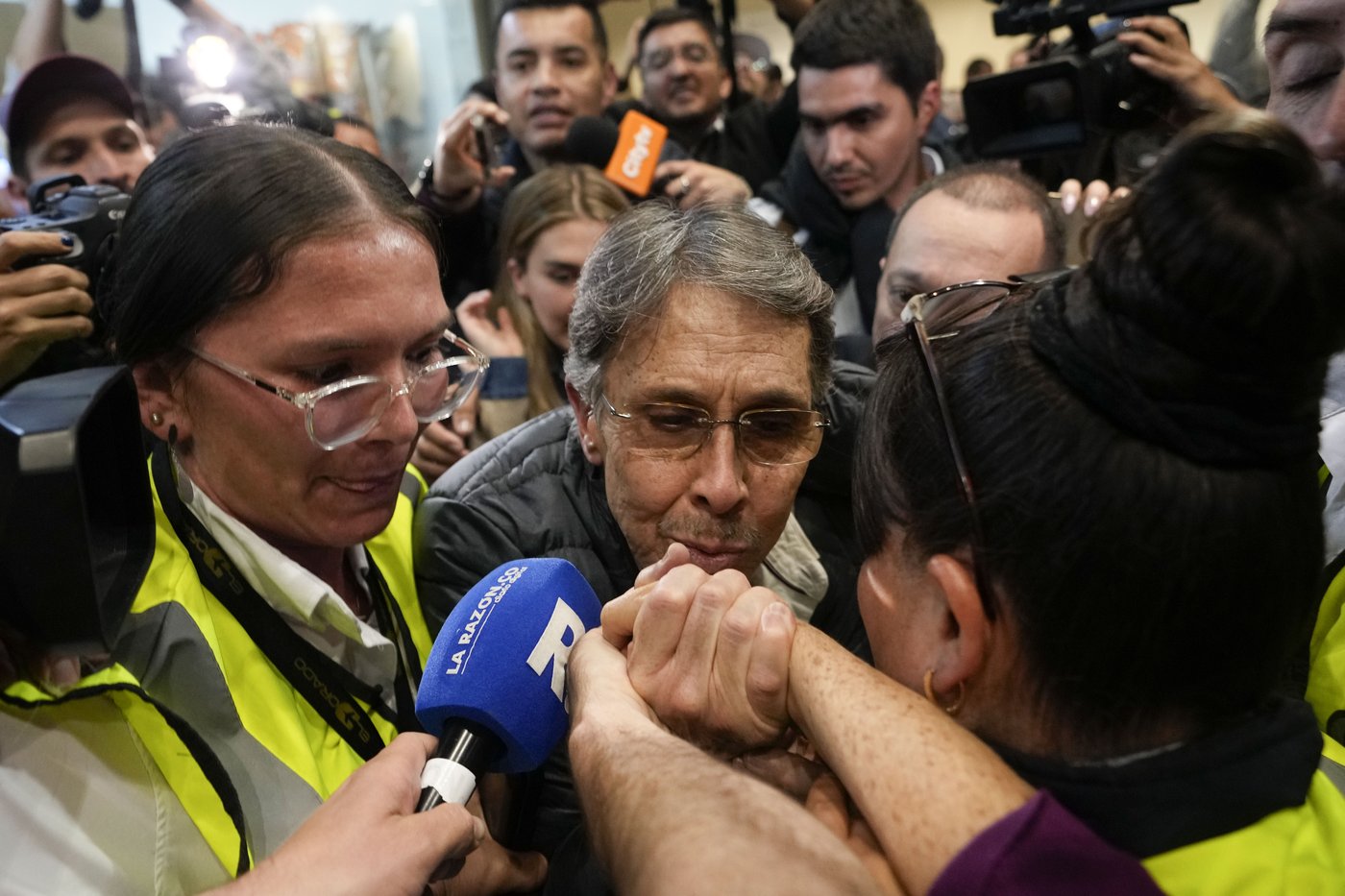 Legendary drug lord Fabio Ochoa is deported to Colombia and walks free after 20 years in US prisons | iNFOnews.ca