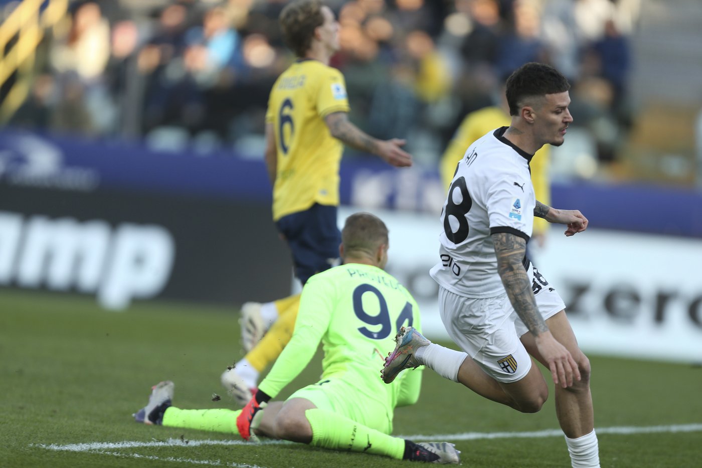 Serie A title race loses significance after Fiorentina player collapses on field | iNFOnews.ca Serie A title race loses significance after Fiorentina player collapses on field | iNFOnews.ca