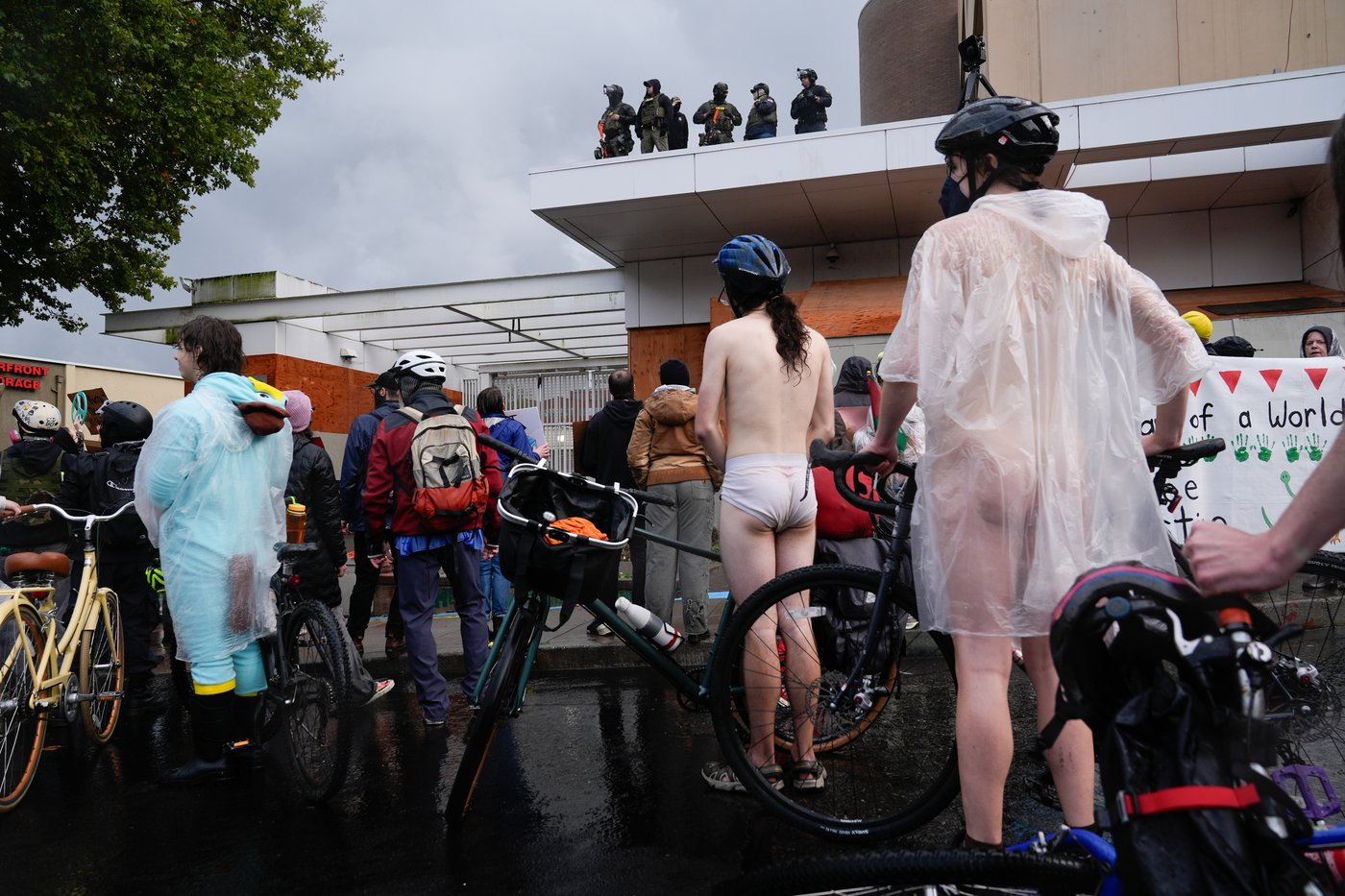 Naked bike riders demonstrate against federal troops in 'quintessentially Portland' protest | iNFOnews.ca Naked bike riders demonstrate against federal troops in 'quintessentially Portland' protest | iNFOnews.ca
