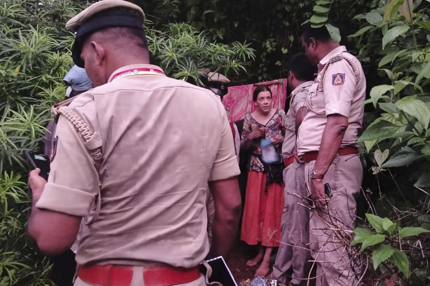 Indian police find Russian woman and her 2 daughters living in an isolated forest cave | iNFOnews.ca Indian police find Russian woman and her 2 daughters living in an isolated forest cave | iNFOnews.ca