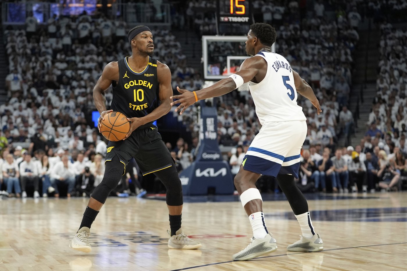 Warriors take Game 1 from cold-shooting Wolves 99-88 despite Curry's departure with hamstring strain | iNFOnews.ca Warriors take Game 1 from cold-shooting Wolves 99-88 despite Curry's departure with hamstring strain | iNFOnews.ca