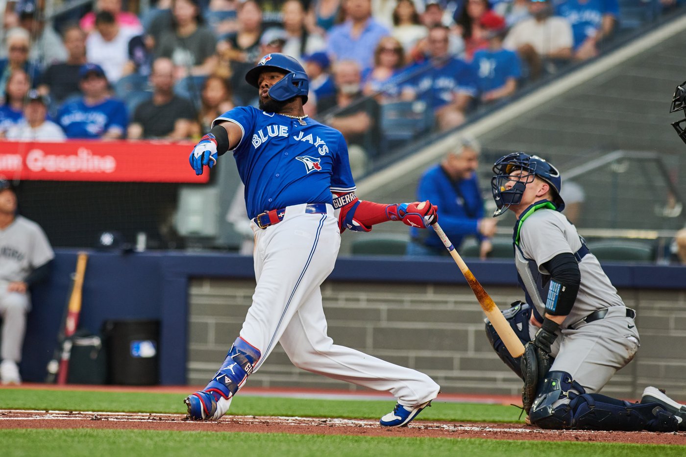Blue Jays continue ascent, top Yankees to tie for top spot in American League East | iNFOnews.ca Blue Jays continue ascent, top Yankees to tie for top spot in American League East | iNFOnews.ca