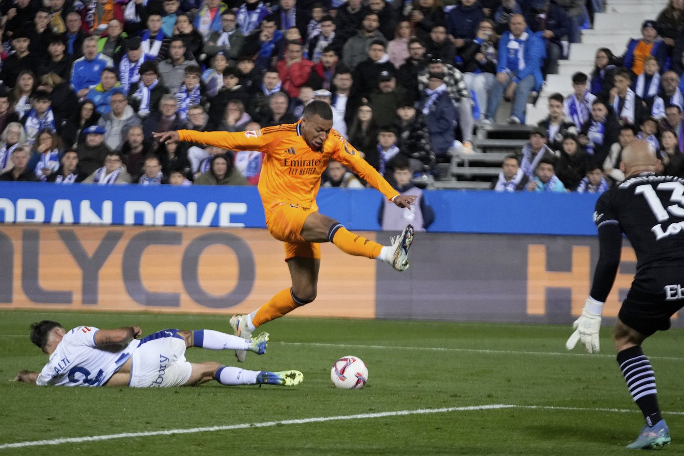 Mbappé scores as Madrid moves closer to Barcelona in Spanish league ahead of tough test at Liverpool | iNFOnews.ca Mbappé scores as Madrid moves closer to Barcelona in Spanish league ahead of tough test at Liverpool | iNFOnews.ca
