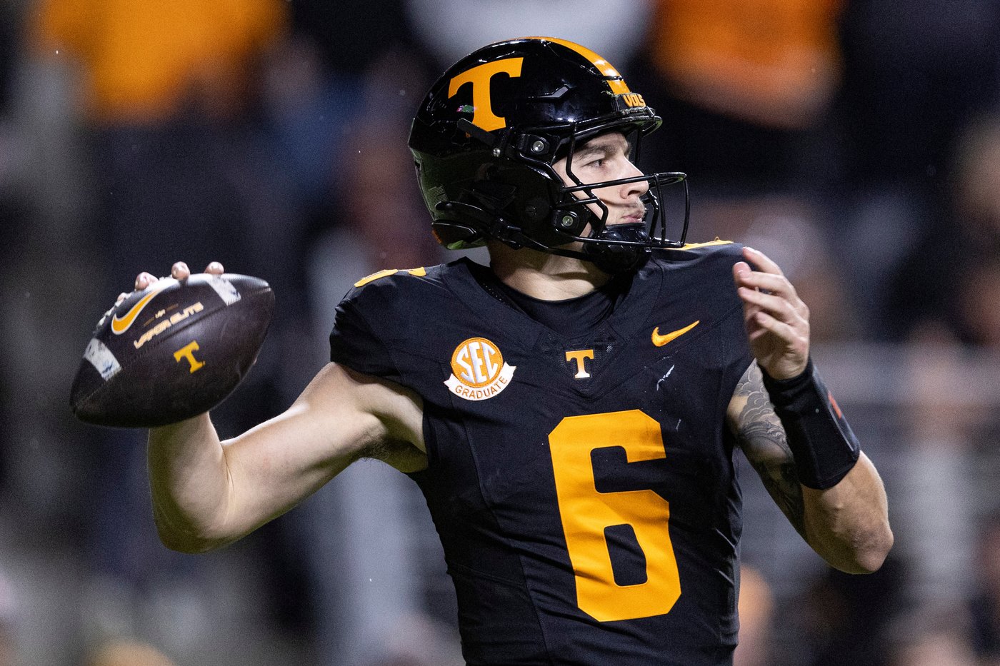 Mateer runs for decisive TD, leads No. 18 Oklahoma over No. 14 Tennessee 33-27 | iNFOnews.ca