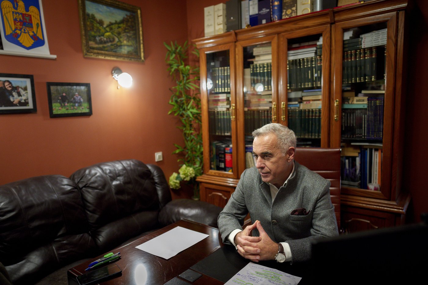 Romania's surprise front-runner says he's not pro-Russia. But Romania alleges he had Moscow's help | iNFOnews.ca Romania's surprise front-runner says he's not pro-Russia. But Romania alleges he had Moscow's help | iNFOnews.ca