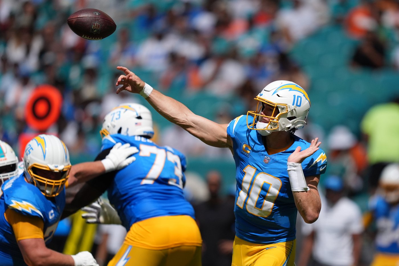 Justin Herbert rallies the Chargers in the final minute for a 29-27 win over the Dolphins | iNFOnews.ca