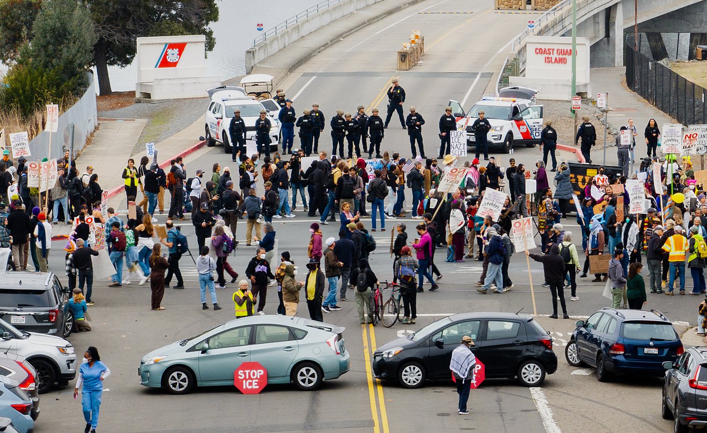 Photos of protesters pushing back on Trump’s plan to surge federal troops to San Francisco | iNFOnews.ca