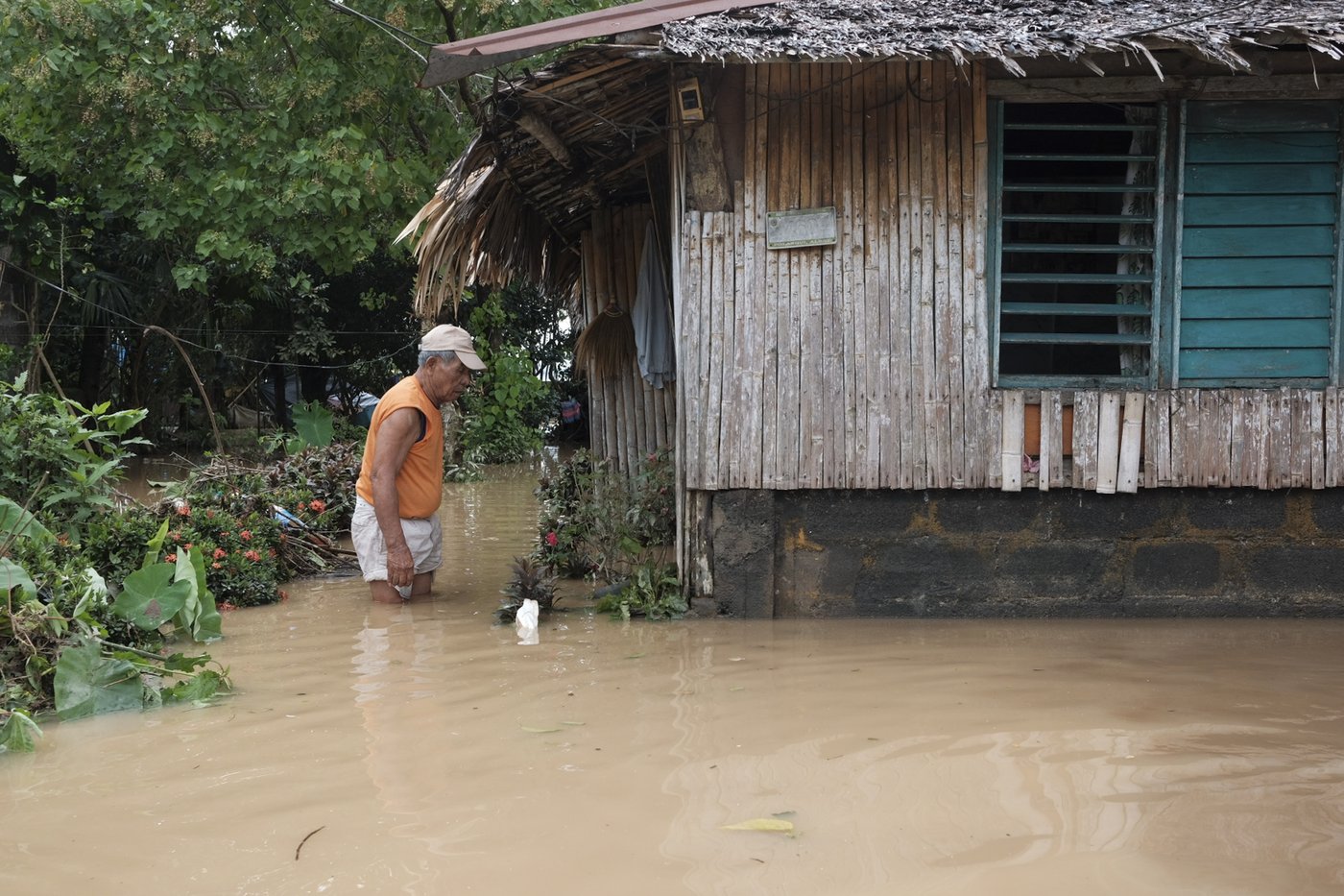Floods in Philippines kill at least 9 and trap others on roofs as storm approaches | iNFOnews.ca Floods in Philippines kill at least 9 and trap others on roofs as storm approaches | iNFOnews.ca