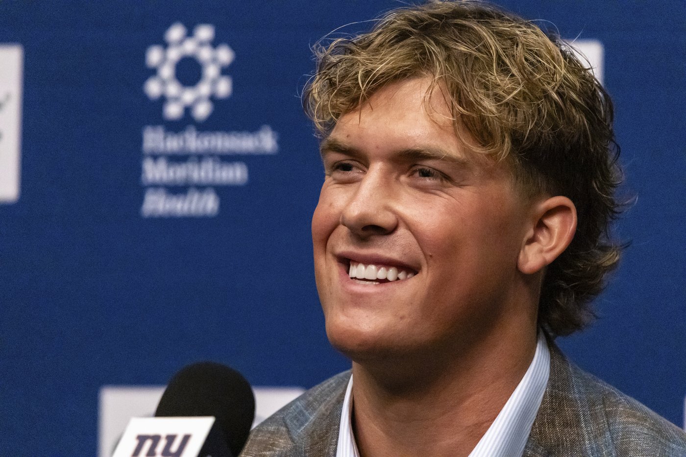 1 Mississippi, 2 Mississippi: First-round QB Jaxson Dart welcomed to Giants by Eli Manning | iNFOnews.ca