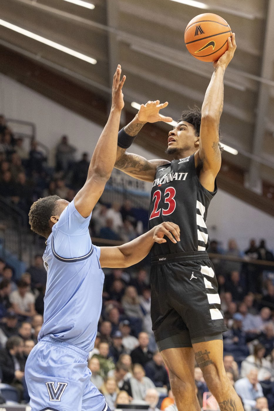 Eric Dixon scores 31 points, Villanova beats No. 14 Cincinnati 68-60 | iNFOnews.ca