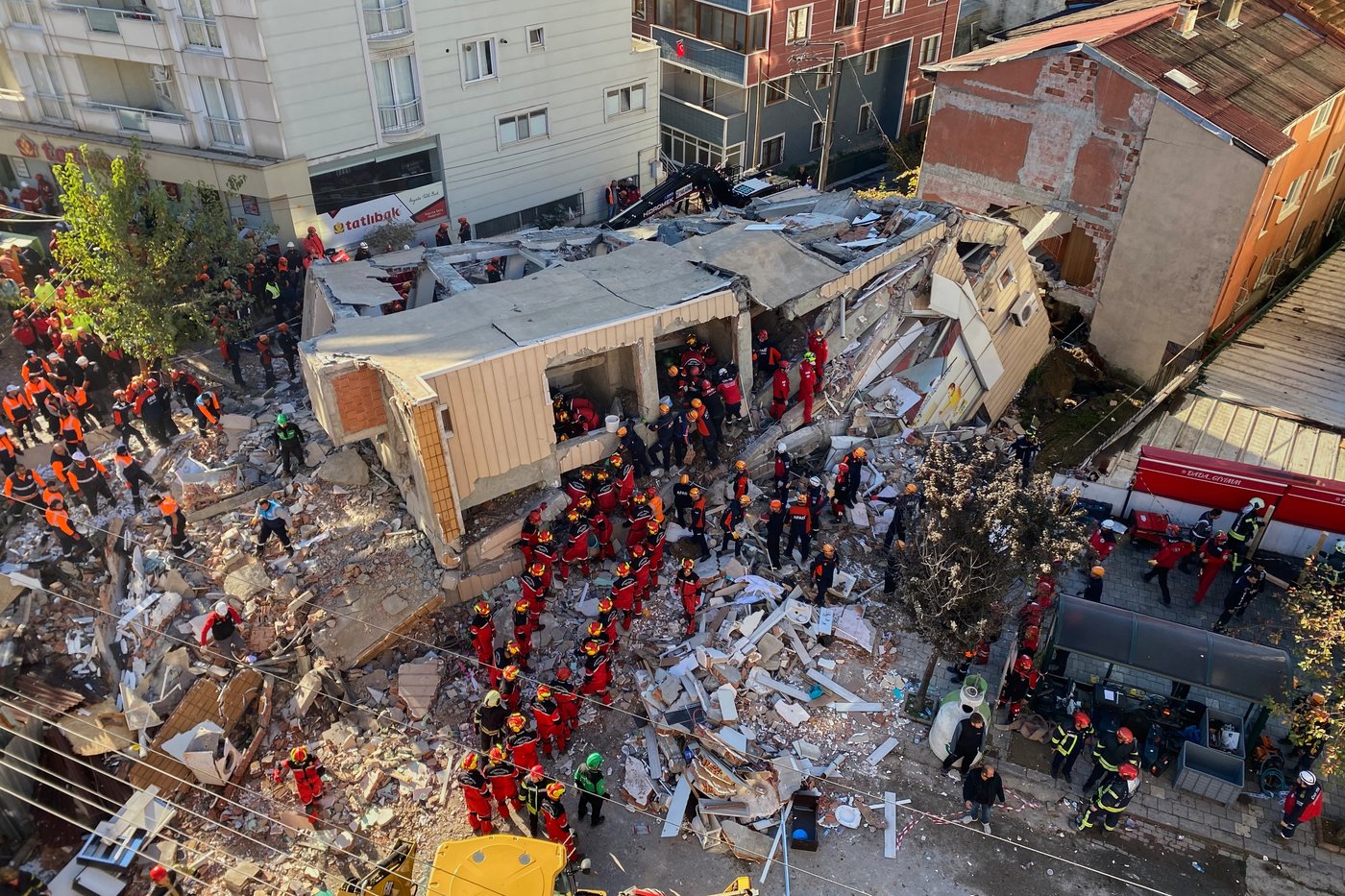 Apartment building collapse in Turkey kills 4 members of a family | iNFOnews.ca