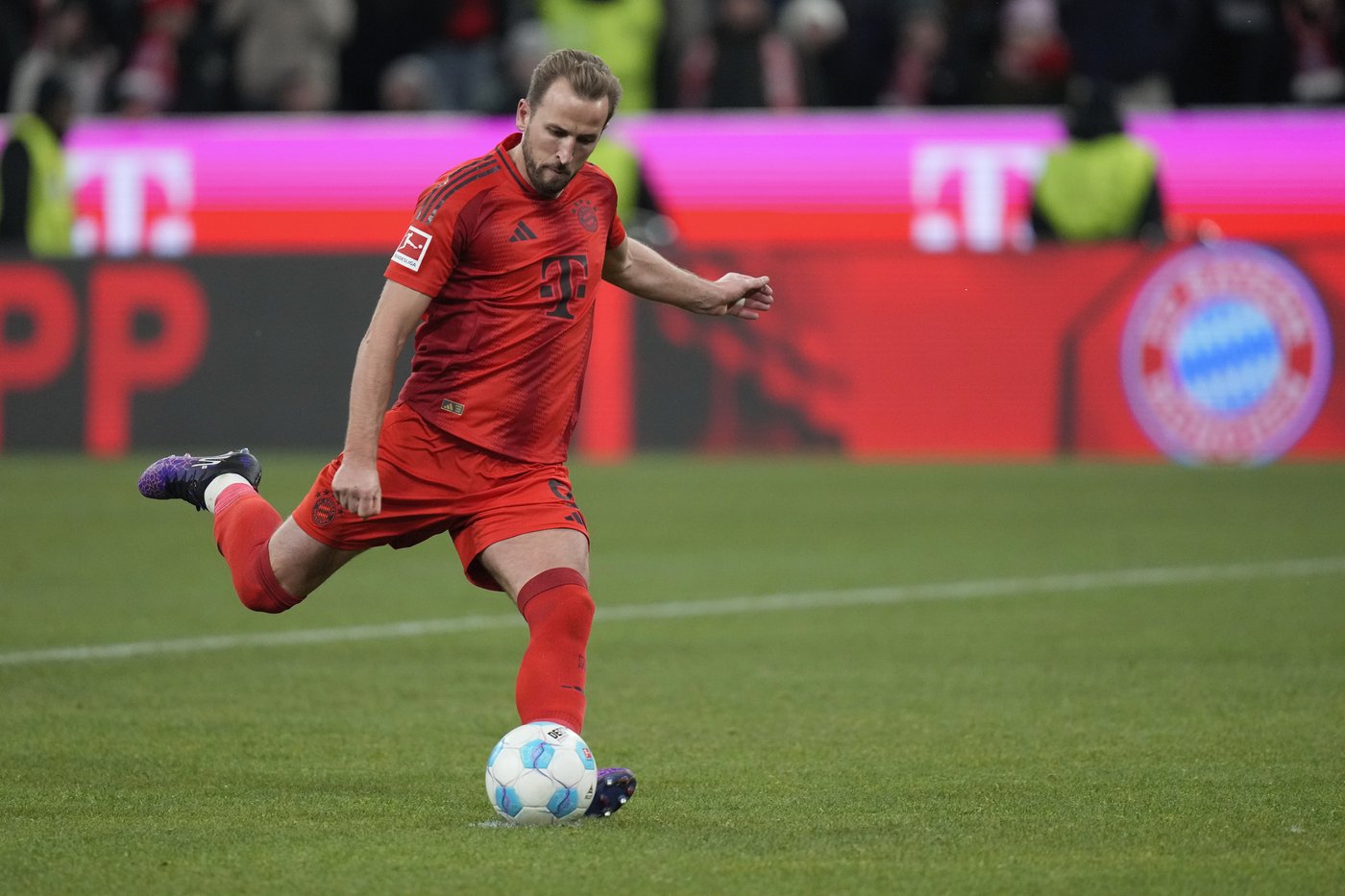 Kane hat trick against Augsburg hides Bayern's concerning lack of goals | iNFOnews.ca