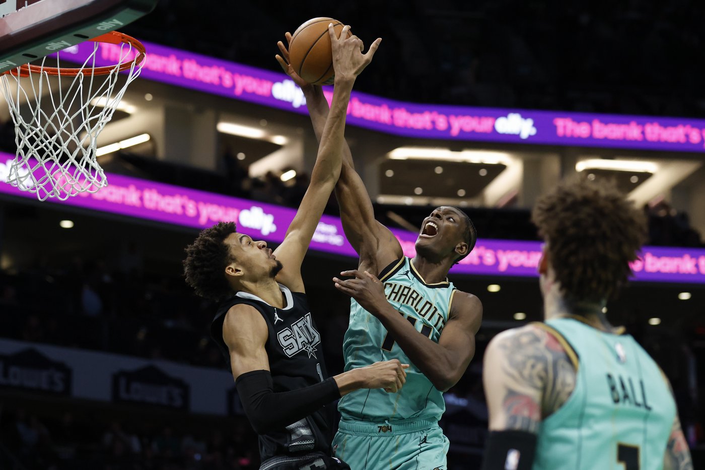Hornets end 6-game losing streak with 117-116 win over Spurs | iNFOnews.ca