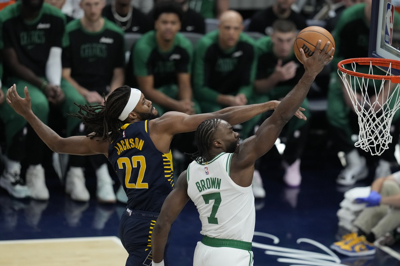 Pascal Siakam scores 29 points and makes tiebreaking 3 to send Pacers past Celtics 135-132 in OT | iNFOnews.ca
