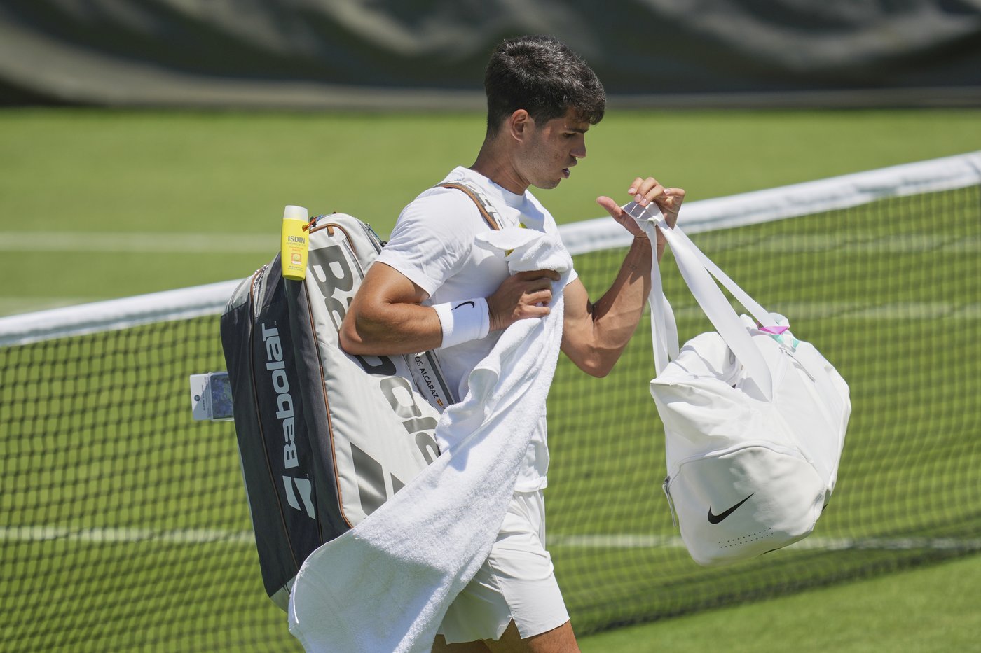 Carlos Alcaraz loves playing on grass and is trying to win a third Wimbledon title in a row | iNFOnews.ca Carlos Alcaraz loves playing on grass and is trying to win a third Wimbledon title in a row | iNFOnews.ca