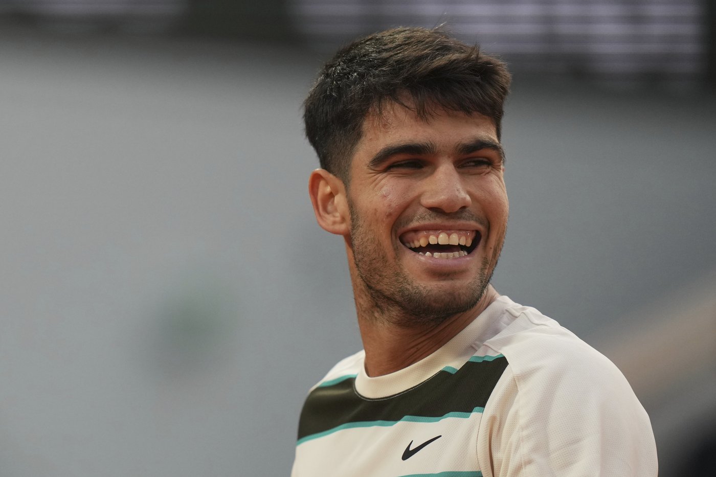 French Open: Carlos Alcaraz beats a hurting Tommy Paul 6-0, 6-1, 6-4 to return to the semifinals | iNFOnews.ca