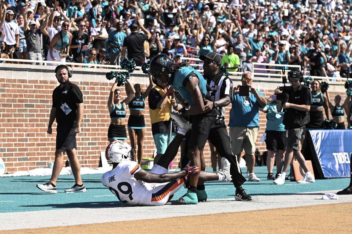 Xavier Brown leads way with 171 yards, Virginia runs over Coastal Carolina in 43-24 win | iNFOnews.ca