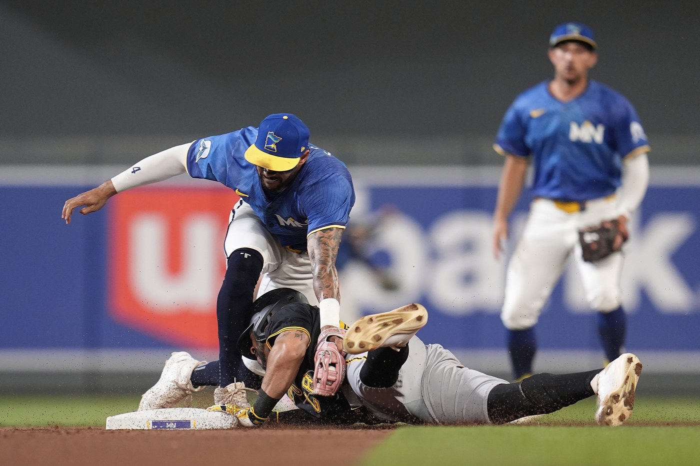 Twins shortstop Carlos Correa sprains ankle when baserunner slides into him at 2nd | iNFOnews.ca