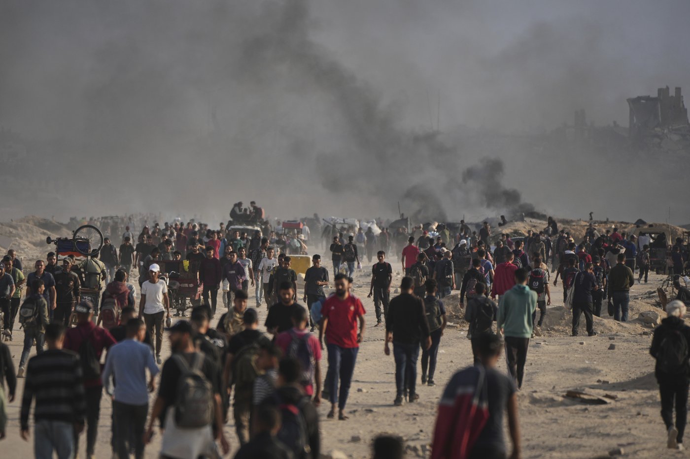 Palestinians say Israel and its allies fired on a crowd near Gaza aid site. Hospital says 14 killed | iNFOnews.ca