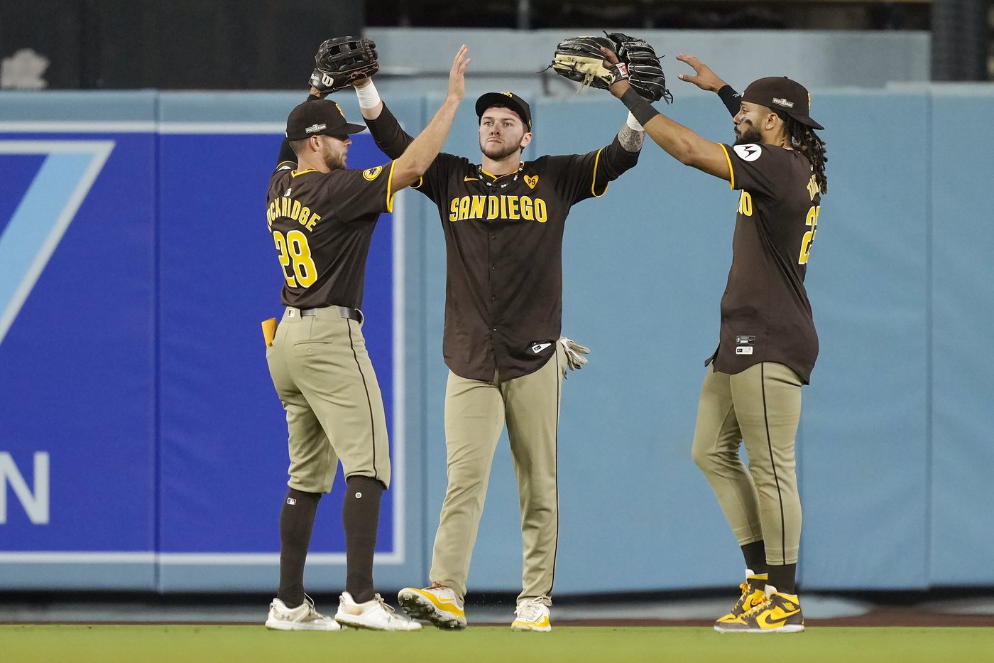Dodger Stadium fans toss balls and trash on field, interrupt Padres' 10-2 win that evens NLDS | iNFOnews.ca