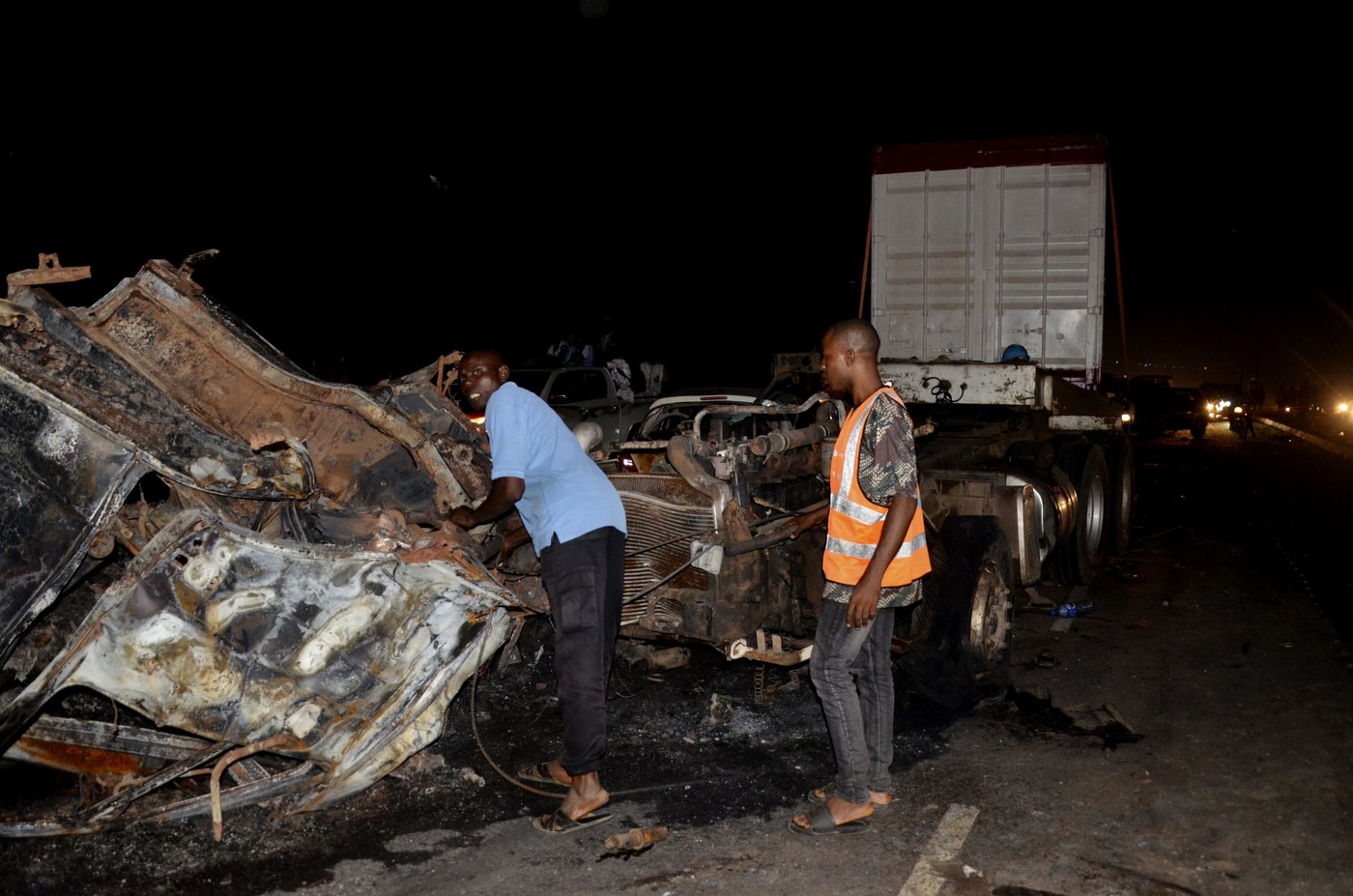 Trailer in Nigeria crashes into vehicles and bursts into flame, killing at least 6 people | iNFOnews.ca