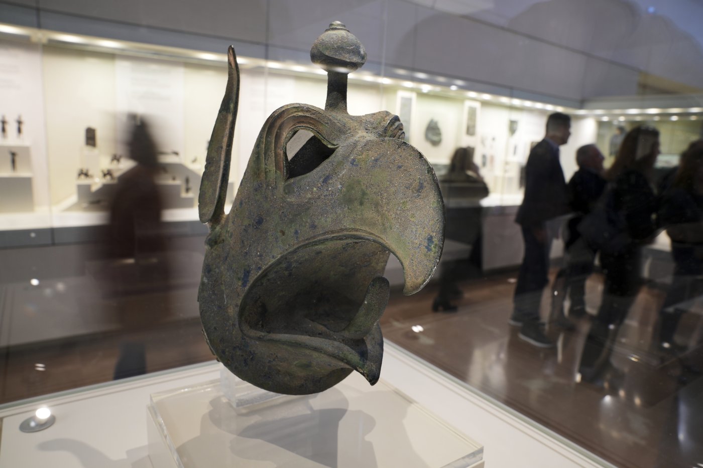 An ancient bronze griffin head is returned to Greece from New York in a major repatriation move | iNFOnews.ca