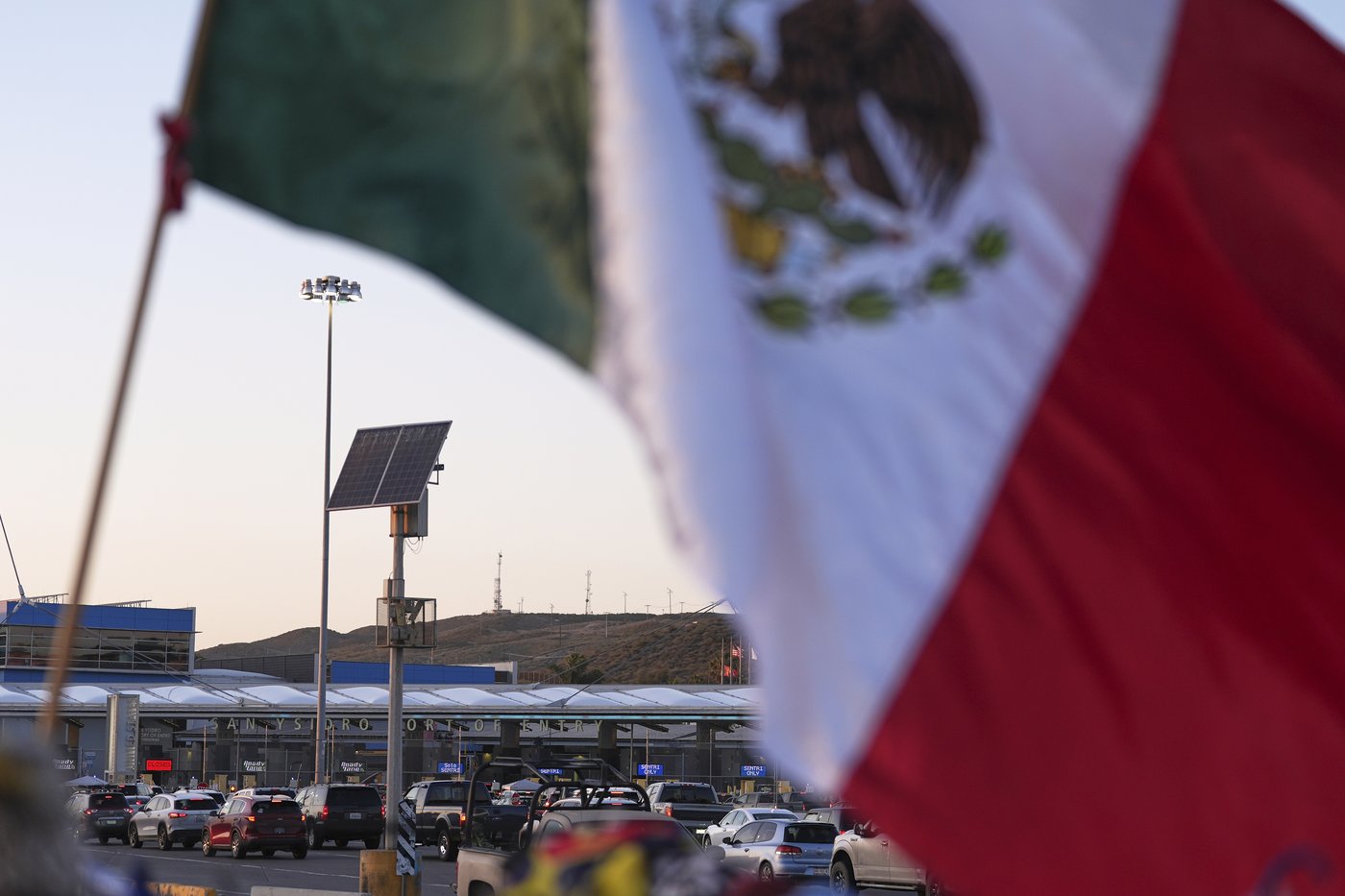Weekslong lockups of European tourists at US borders spark fears of traveling to America | iNFOnews.ca