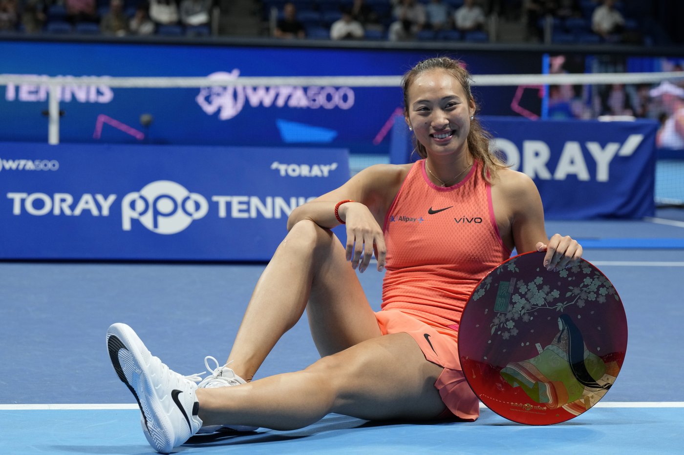 Zheng Qinwen defeats wild card Sofia Kenin to win in Tokyo and clinch WTA Finals berth | iNFOnews.ca