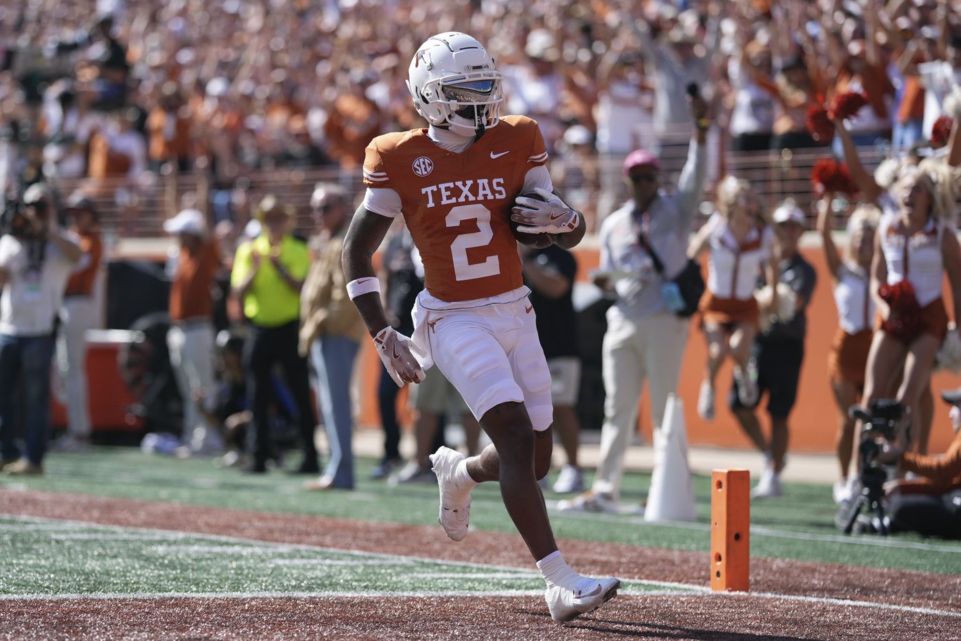 Ewers' 5 TD passes lead No. 5 Texas in 49-17 rout of struggling Florida | iNFOnews.ca Ewers' 5 TD passes lead No. 5 Texas in 49-17 rout of struggling Florida | iNFOnews.ca
