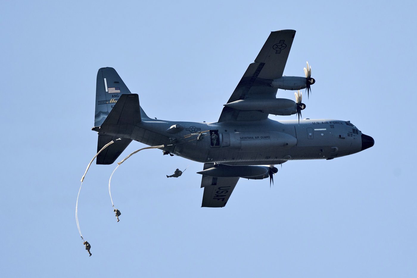 Hundreds of parachutists drop over Dutch heath to commemorate World War II operation | iNFOnews.ca
