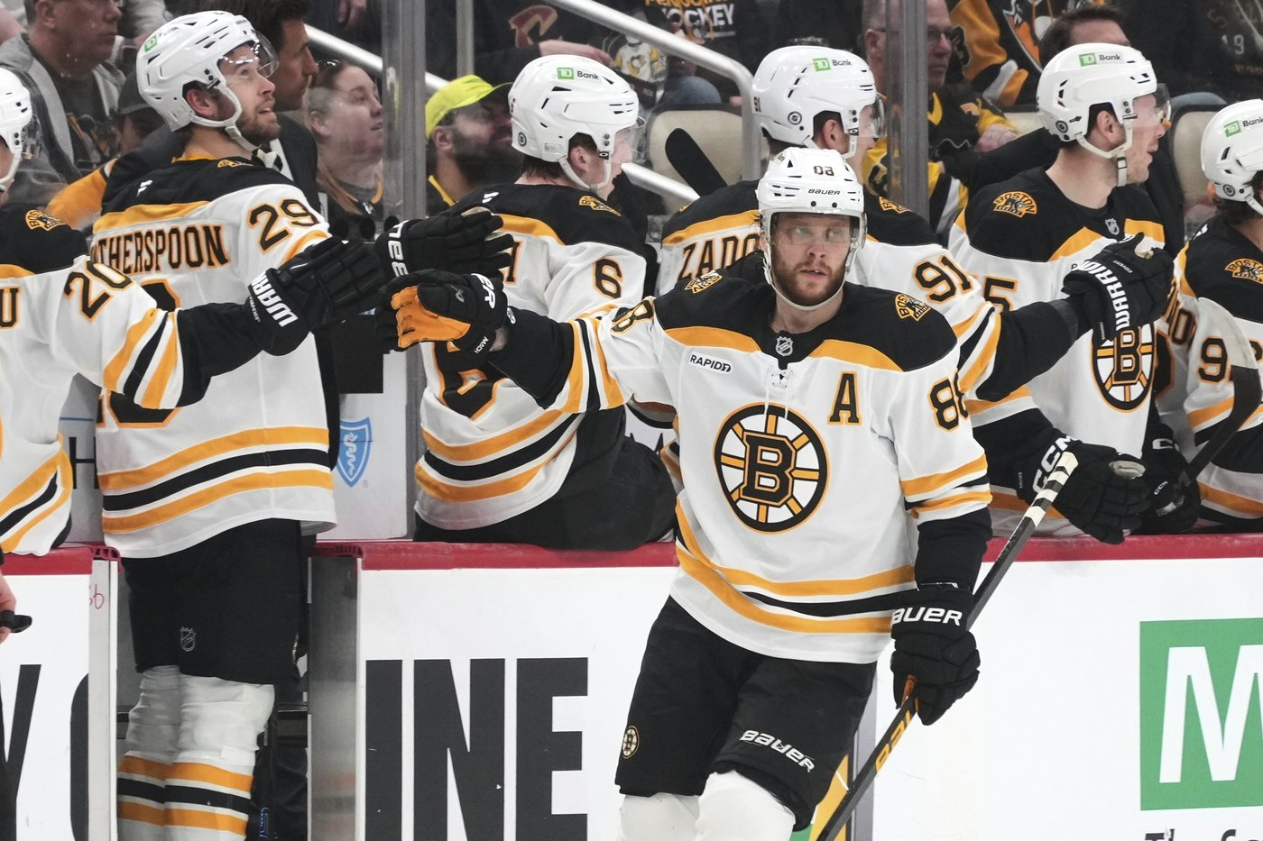 Lindholm and Korpisalo lead Bruins to 4-1 victory over Penguins | iNFOnews.ca Lindholm and Korpisalo lead Bruins to 4-1 victory over Penguins | iNFOnews.ca