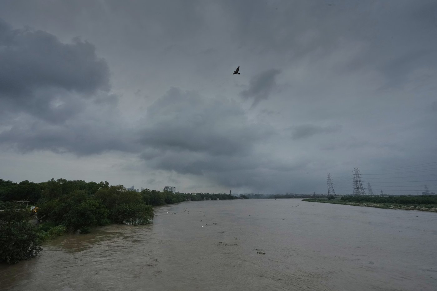 Photos of New Delhi residents on the swollen banks of the Yamuna River | iNFOnews.ca