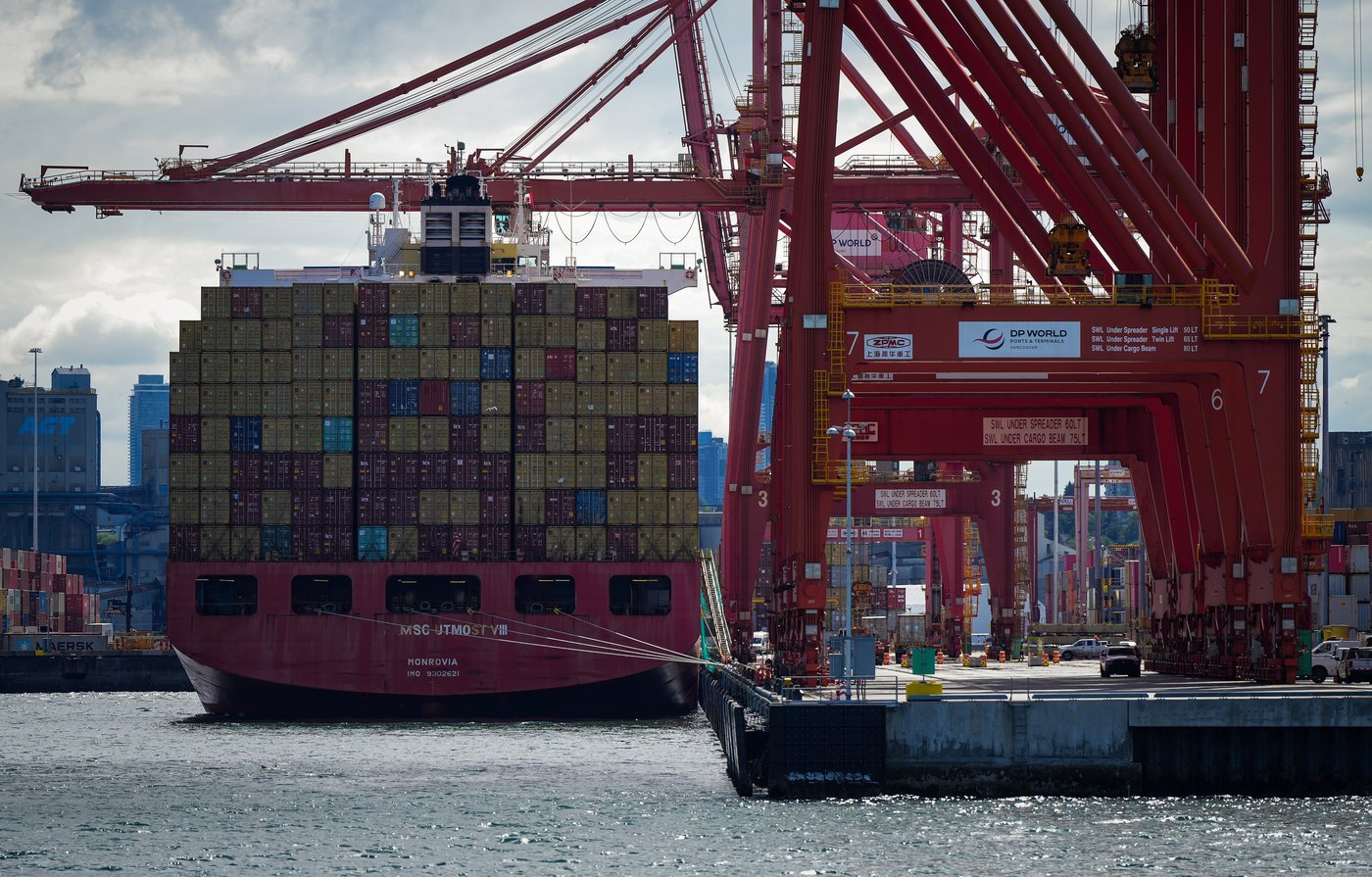 Union issues strike notice in B.C. port labour dispute, employers say | iNFOnews.ca