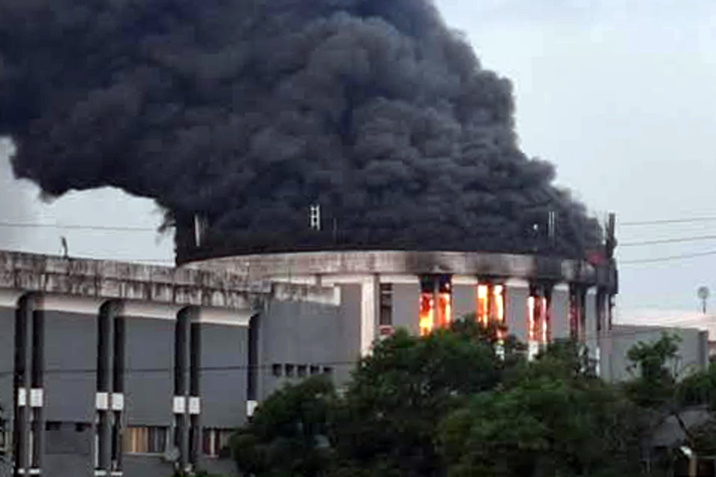 Liberia's parliament building catches fire as anti-government protests enter a second day | iNFOnews.ca