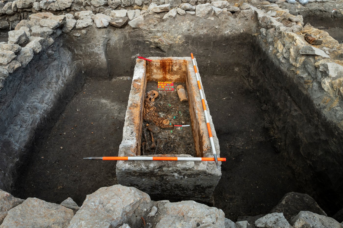 Archaeologists lift the lid on a 1,700-year-old Roman sarcophagus hidden beneath Budapest | iNFOnews.ca Archaeologists lift the lid on a 1,700-year-old Roman sarcophagus hidden beneath Budapest | iNFOnews.ca