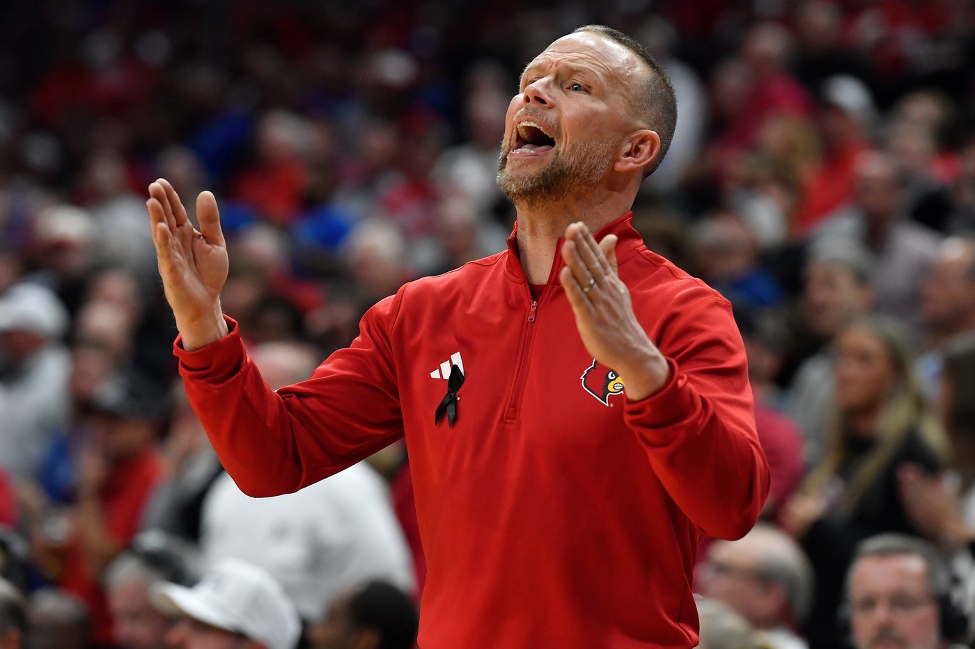 Ouch! Louisville coach Kelsey injures finger trying to avoid postgame celebration | iNFOnews.ca Ouch! Louisville coach Kelsey injures finger trying to avoid postgame celebration | iNFOnews.ca
