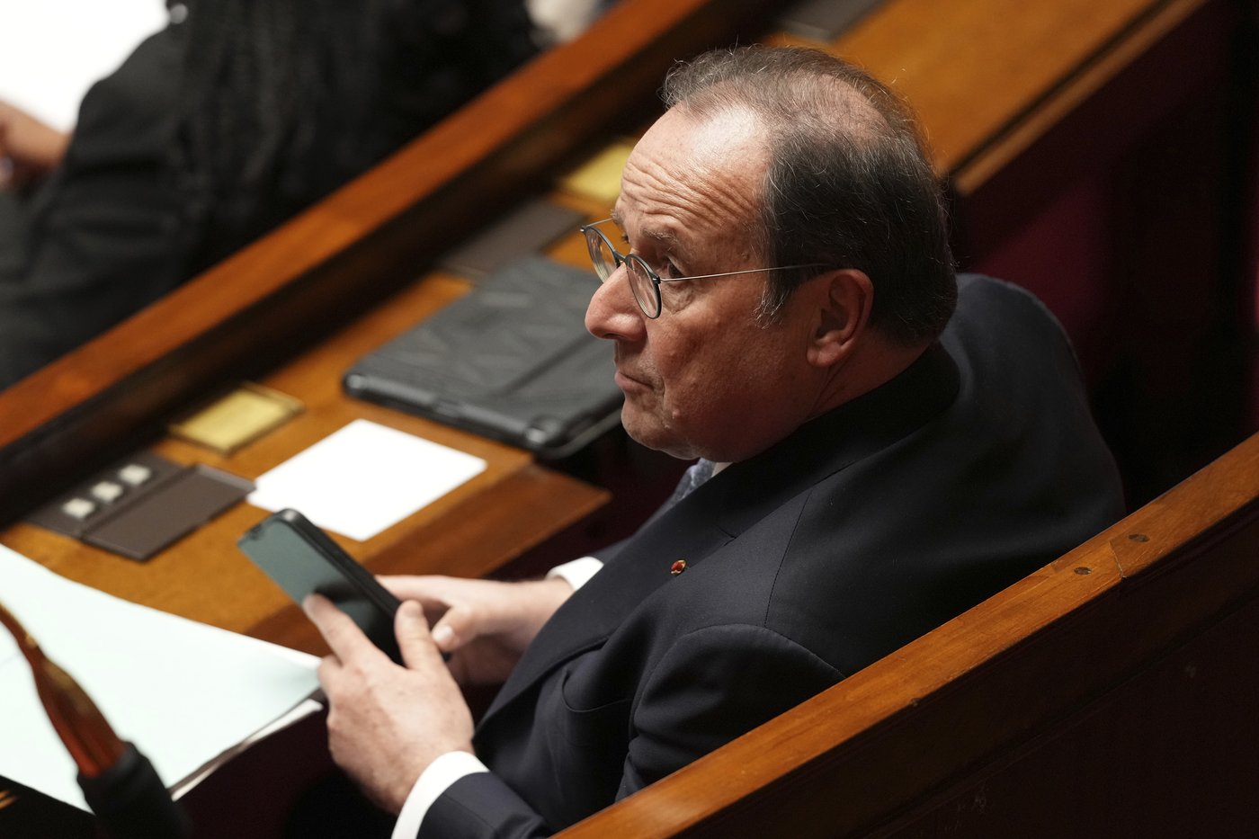 French lawmakers vote to oust prime minister in the first successful no-confidence vote since 1962 | iNFOnews.ca