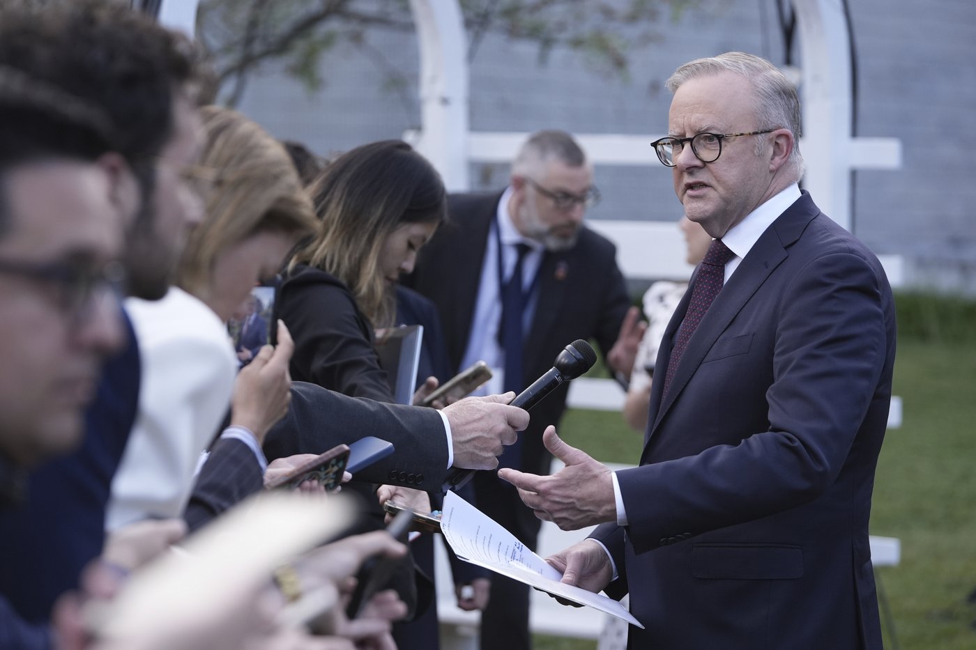 Australian prime minister defends himself from an accusation that he asked for free flight upgrades | iNFOnews.ca Australian prime minister defends himself from an accusation that he asked for free flight upgrades | iNFOnews.ca