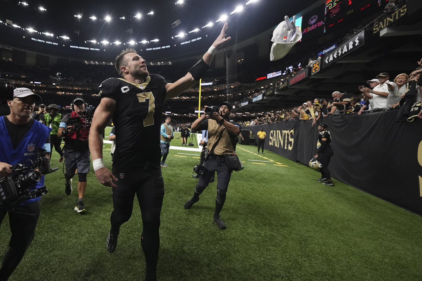 Taysom Hill runs for 3 TDs as the Saints top Jameis Winston and the struggling Browns 35-14 | iNFOnews.ca Taysom Hill runs for 3 TDs as the Saints top Jameis Winston and the struggling Browns 35-14 | iNFOnews.ca