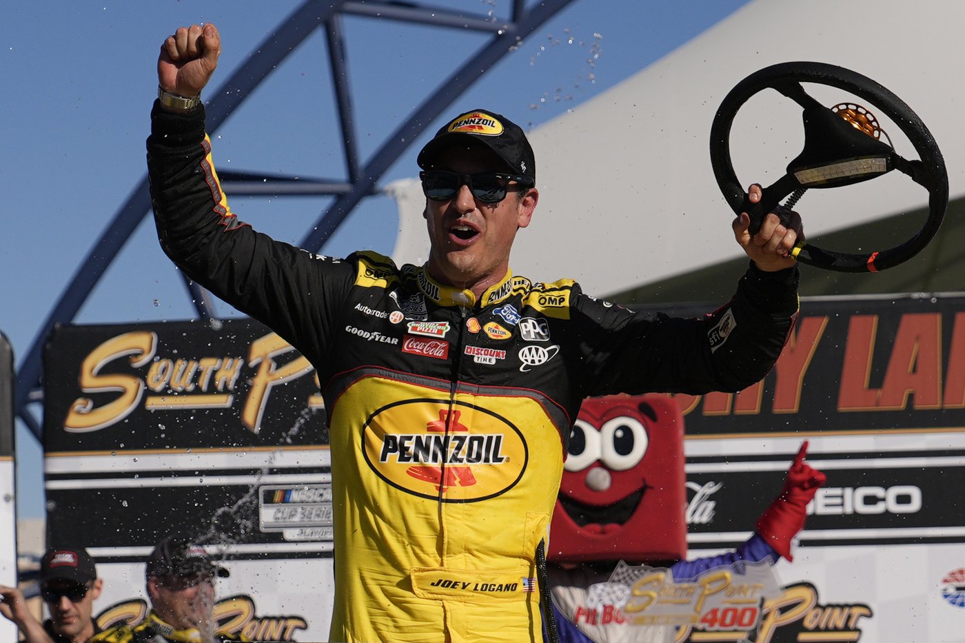 Alex Bowman's terrible, horrible, no good, very bad week capped by Logano making NASCAR's title race | iNFOnews.ca